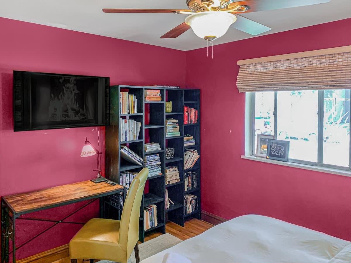 Charming Two Bedroom Family In Coveted Neighborhood Holiday home *