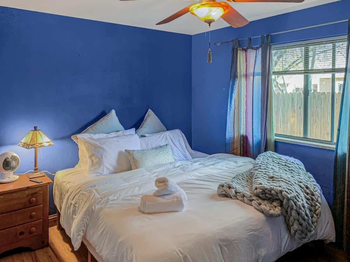 Charming Two Bedroom Family In Coveted Neighborhood *