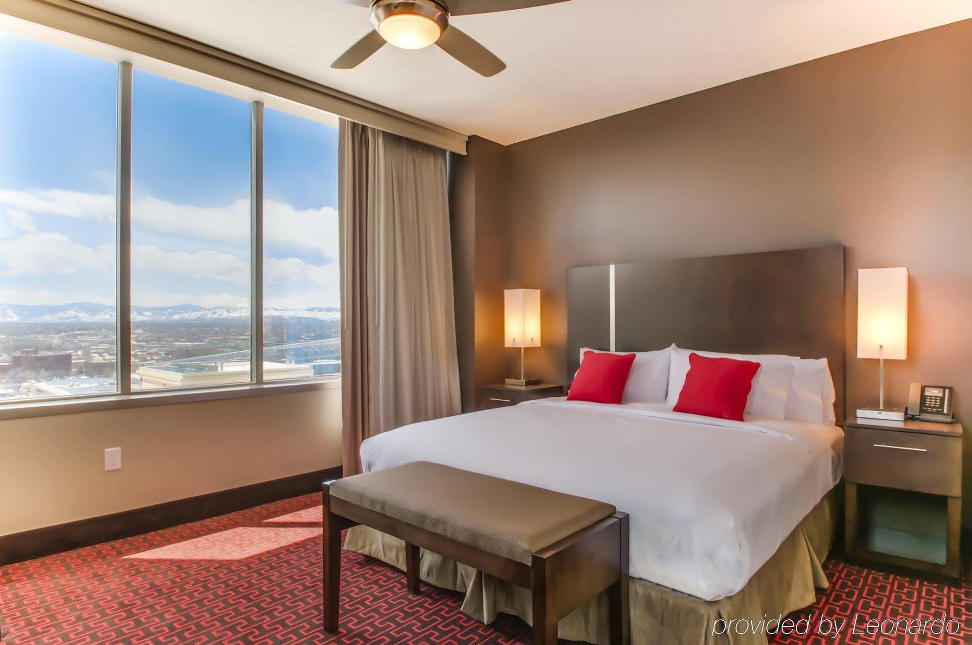 Hampton & Downtown Convention Center 3*