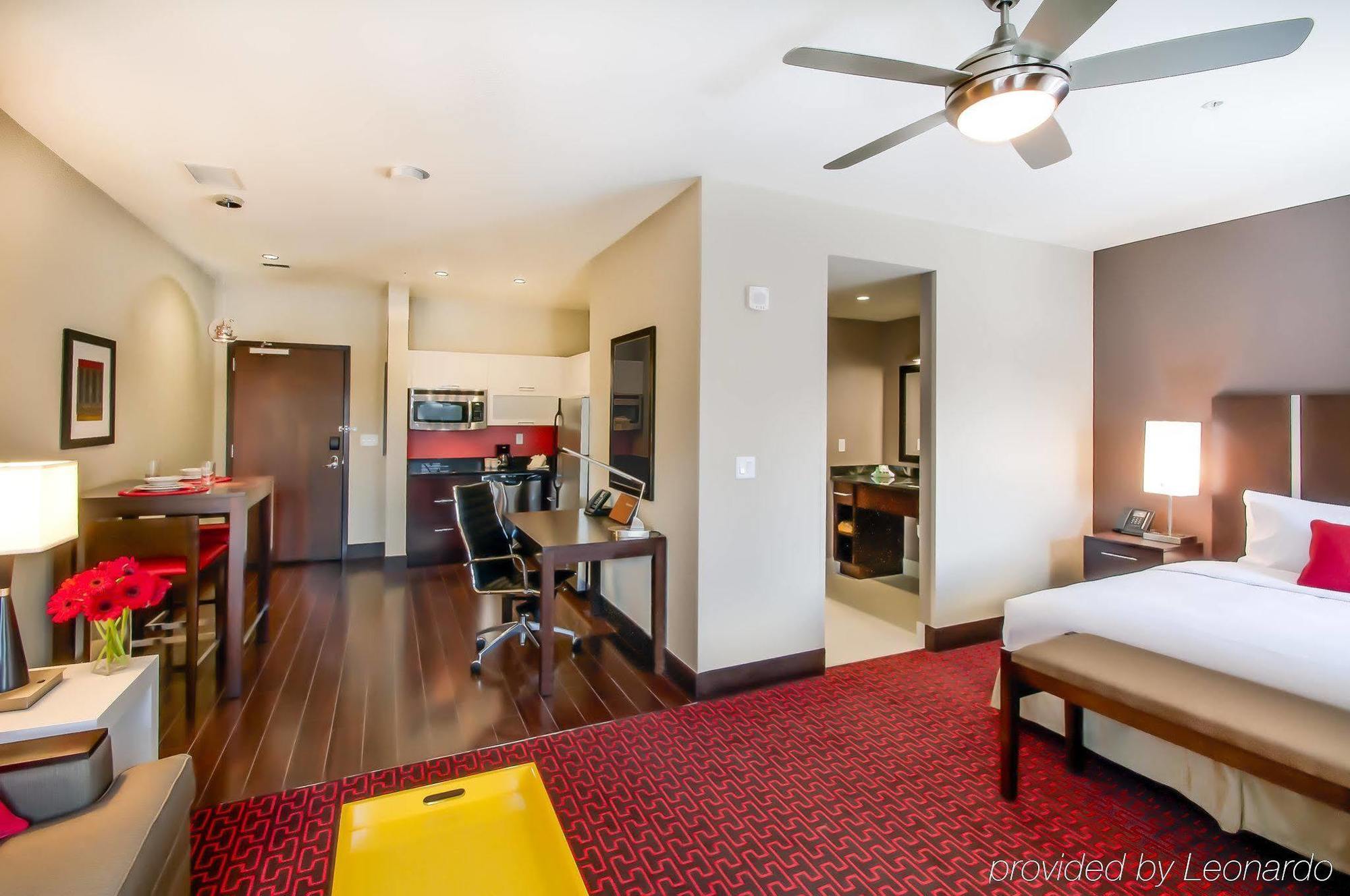 Hampton & Downtown Convention Center Hotel 3*