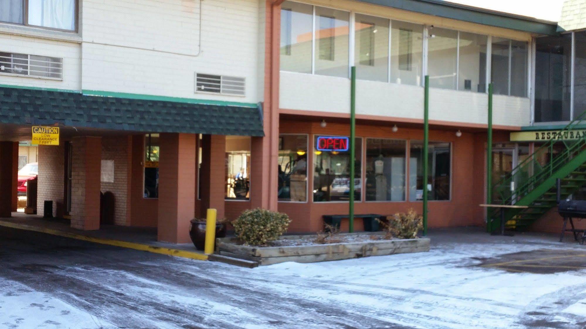 Western Motor Hotel 2*