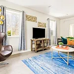 Stylish City Retreat - King Beds - Walk To Sloans Lake