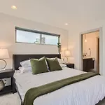 Upscale Townhome W/ Stunning Rooftop Views