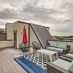 Upscale Townhome W/ Stunning Rooftop Views