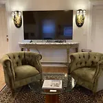 Pineapple House, Romantic 3 Bed 2 Bath Apt, Sleeps 6! Private Balcony! City Center! Free Parking!