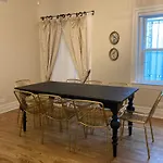 Pineapple House, Romantic 3 Bed 2 Bath Apt, Sleeps 6! Private Balcony! City Center! Free Parking!