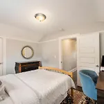 5-Bedroom Victorian Home Private Yard Sleeps 10