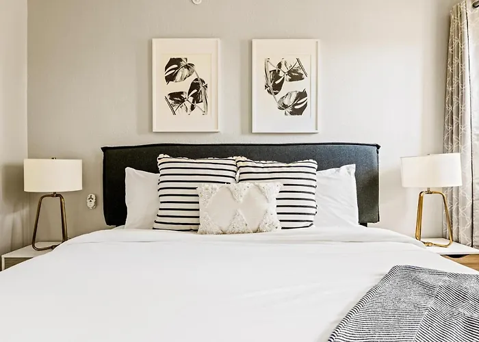 Stylish City Retreat - King Beds - Walk To Sloans Lake