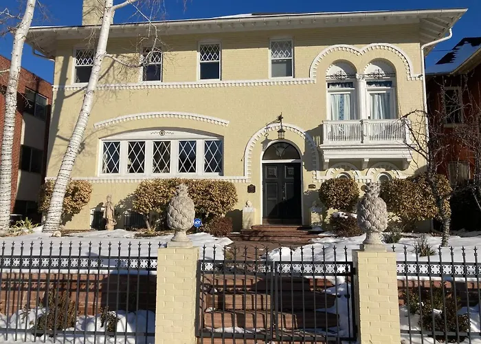 Pineapple House, Romantic 3 Bed 2 Bath Apt, Sleeps 6! Private Balcony! City Center! Free Parking!