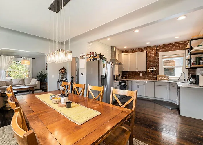 5-Bedroom Victorian Home Private Yard Sleeps 10
