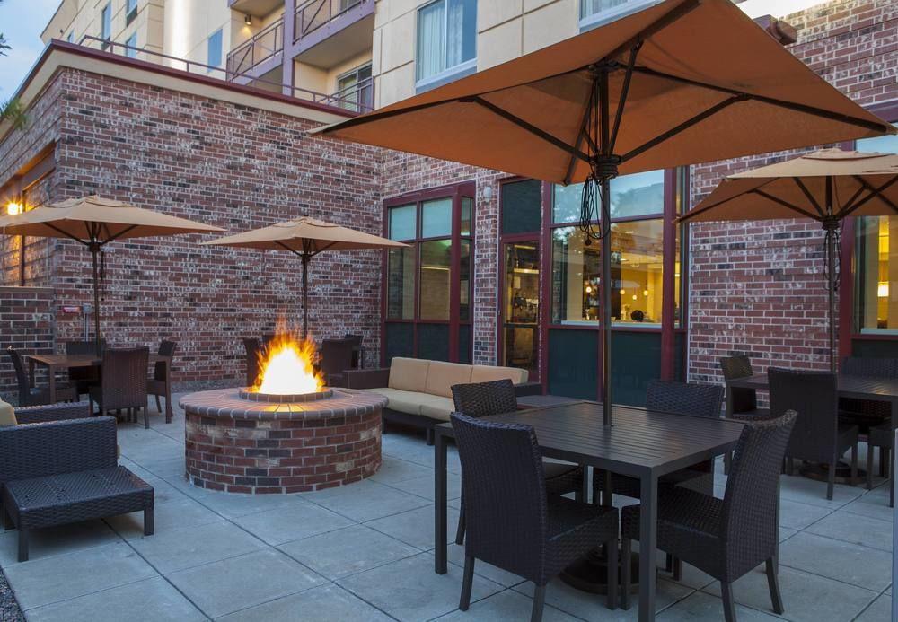 Courtyard By Marriott Airport Hotel