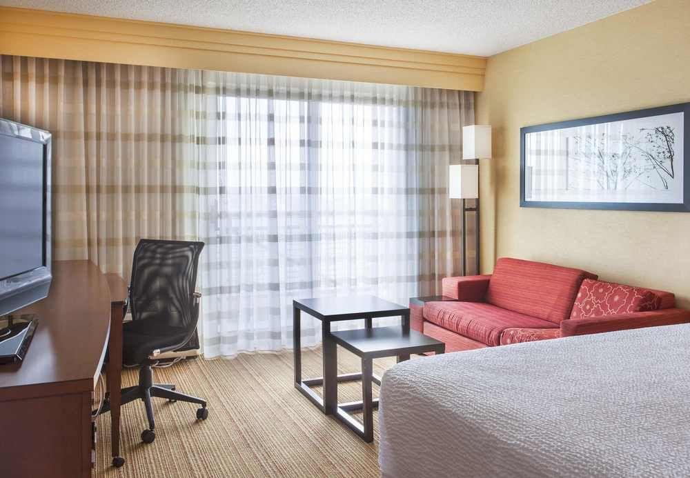 Courtyard By Marriott Airport Hotel