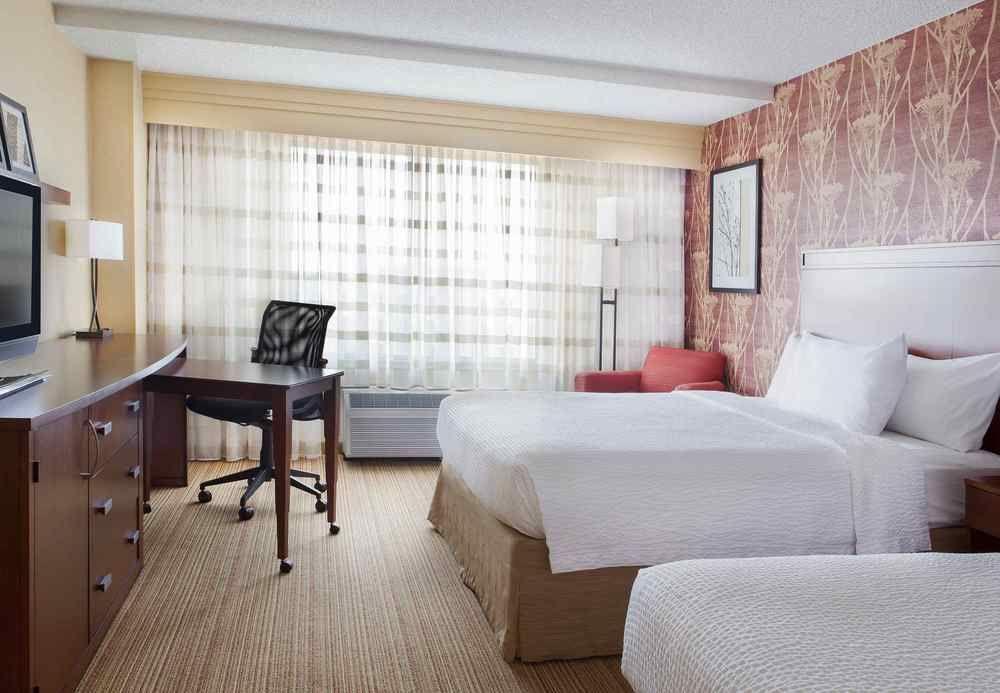 Courtyard By Marriott Airport Hotel