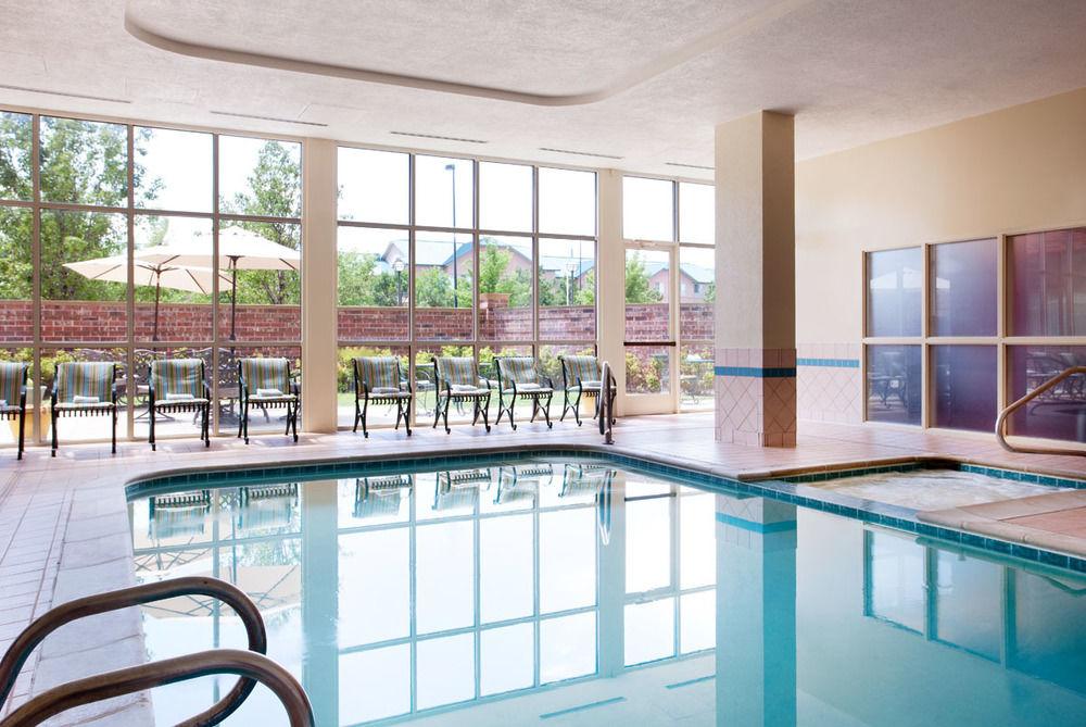 Courtyard By Marriott Airport