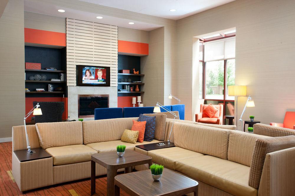 Courtyard By Marriott Airport