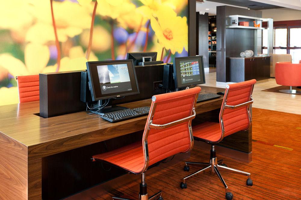 Courtyard By Marriott Airport Hotel