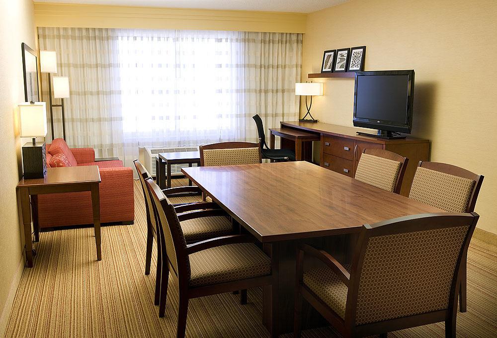Courtyard By Marriott Airport