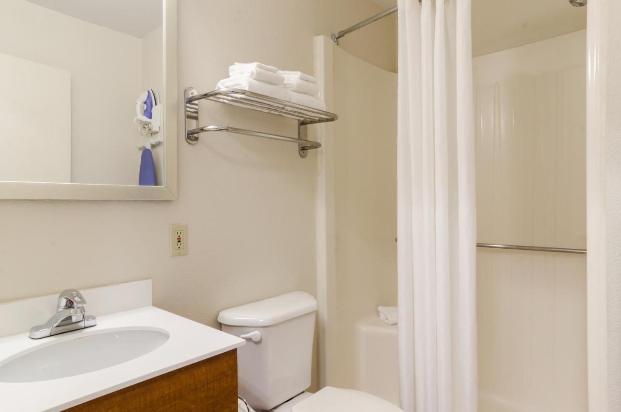 Motel Hometowne By Red Roof - Glendale/ Cherry Creek 2*