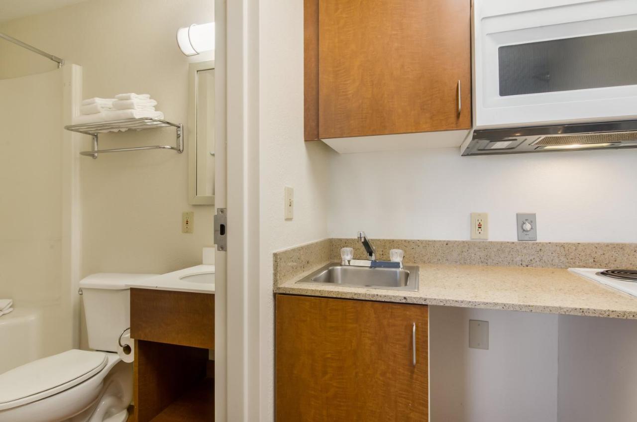 Motel Hometowne By Red Roof - Glendale/ Cherry Creek 2*