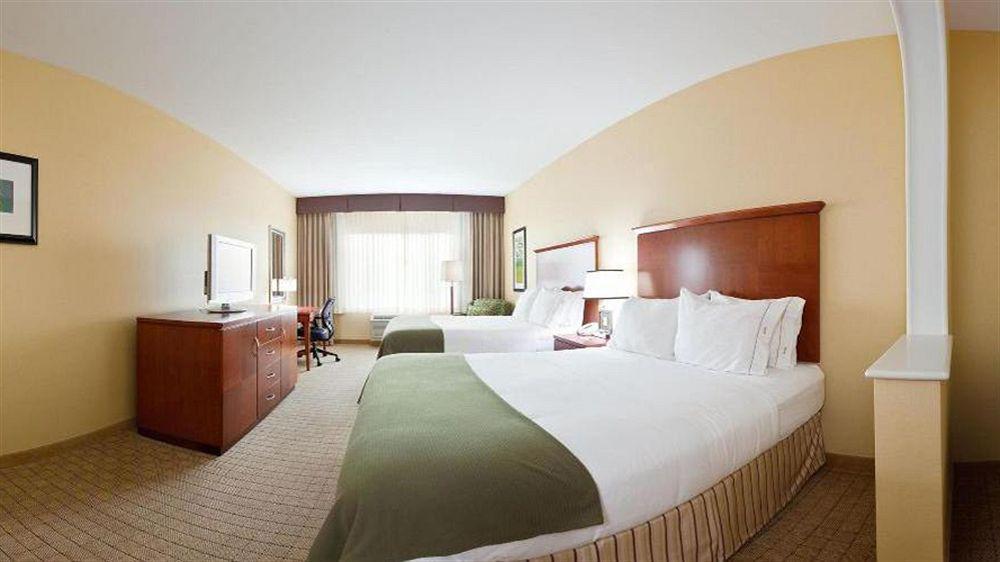 Holiday Express & Airport By Ihg Hotel