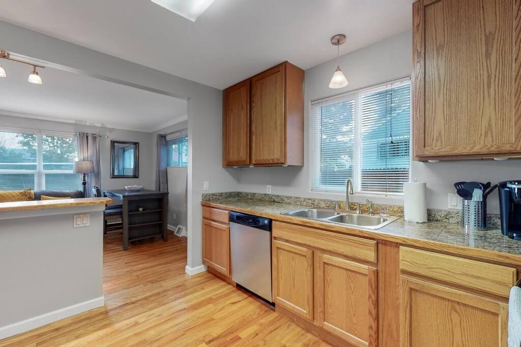 103 Zenobia Upper 2 Bedroom Unit In With 2 King Bed *