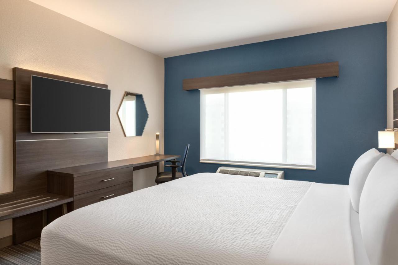 Holiday Express & Airport By Ihg Hotel Denver