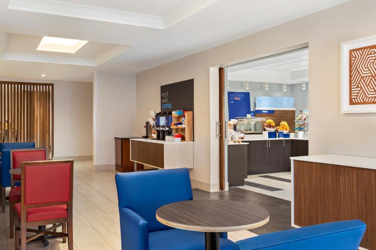 Holiday Express & Airport By Ihg Denver