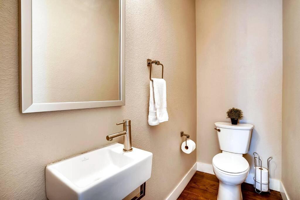Luxurious, 3 Bdr Home-balcony, Rooftop And Parking * Denver