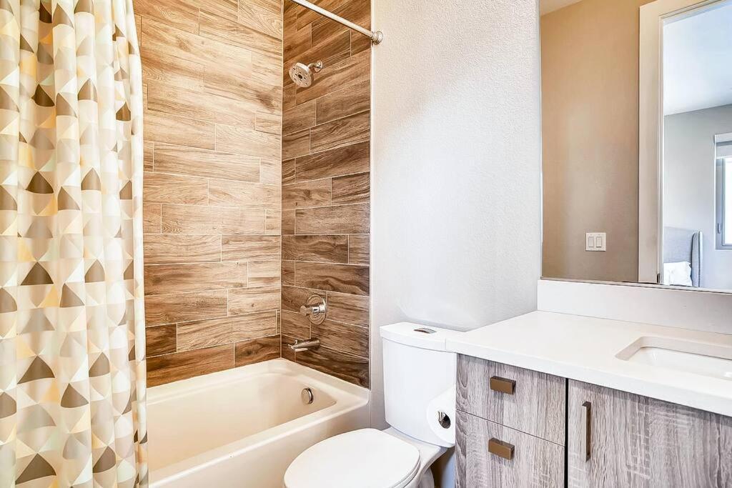 Luxurious, 3 Bdr Home-balcony, Rooftop And Parking Apartment Denver