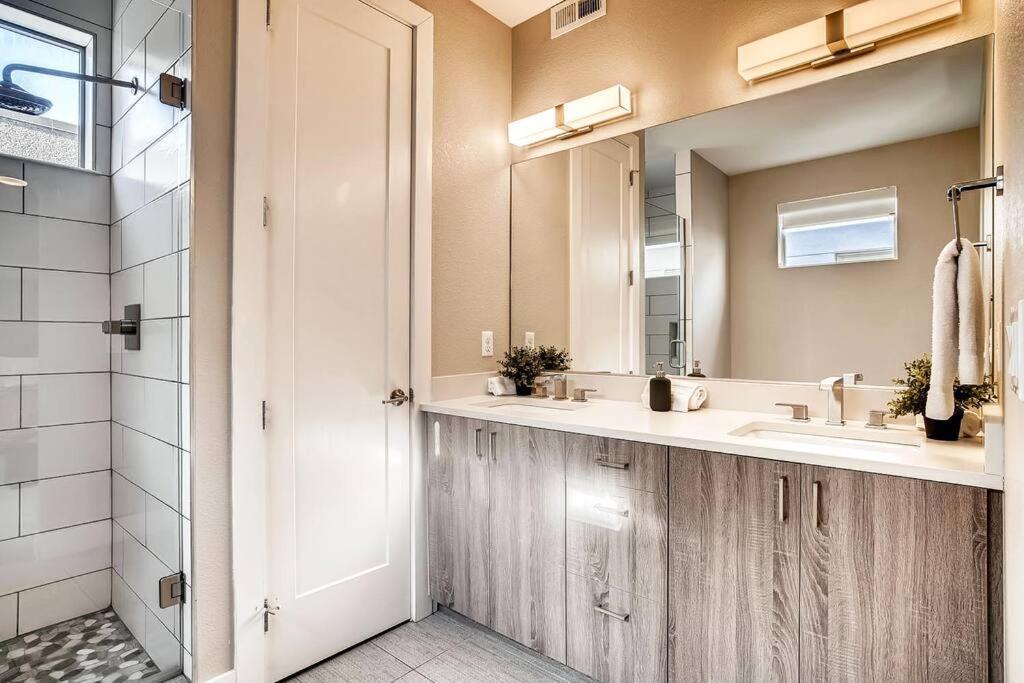 Luxurious, 3 Bdr Home-balcony, Rooftop And Parking Apartment