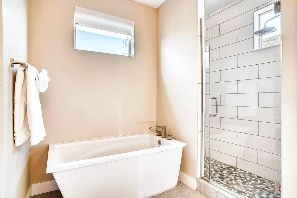 Apartment Luxurious, 3 Bdr Home-balcony, Rooftop And Parking *