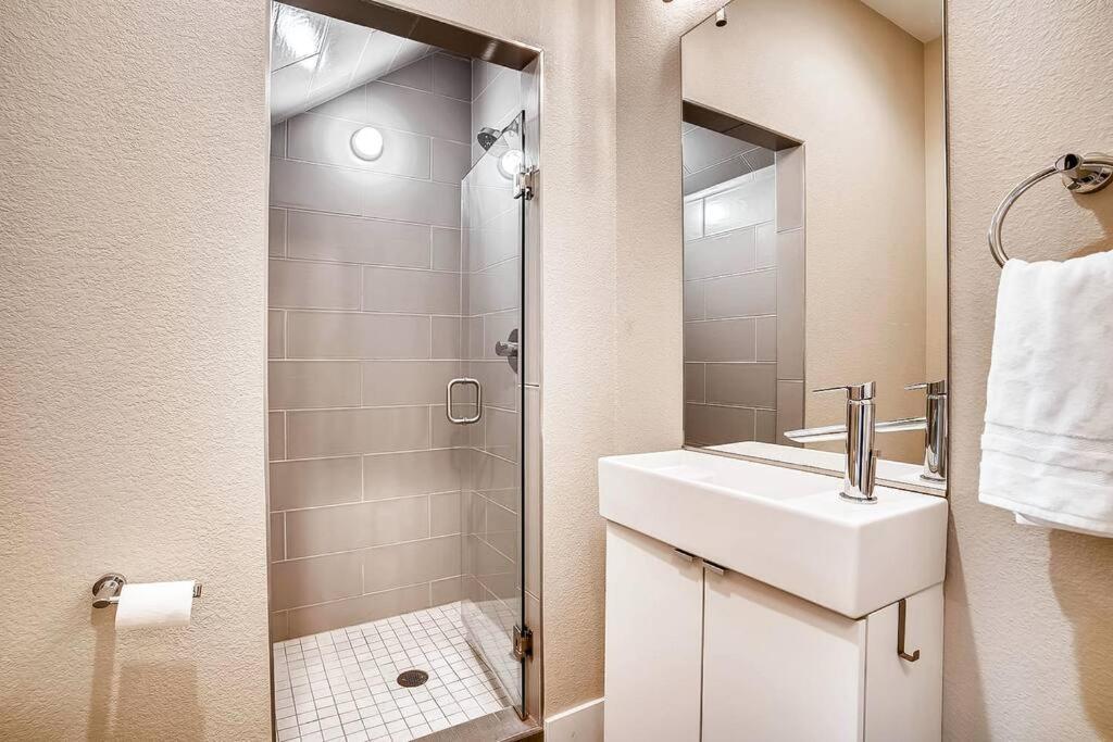 Apartment Luxurious, 3 Bdr Home-balcony, Rooftop And Parking Denver
