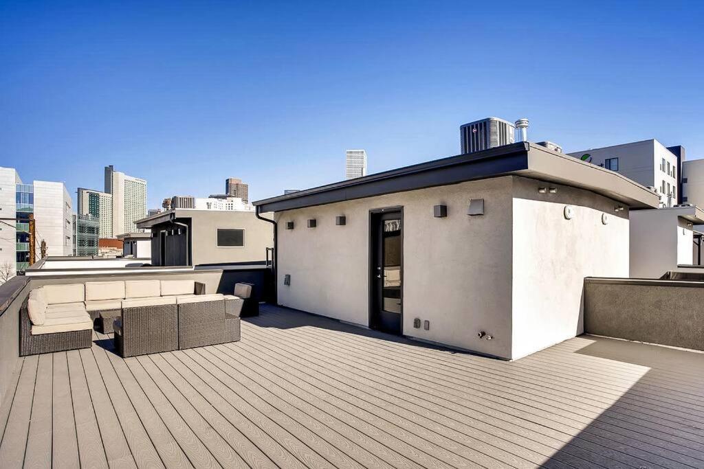 Luxurious, 3 Bdr Home-balcony, Rooftop And Parking Apartment