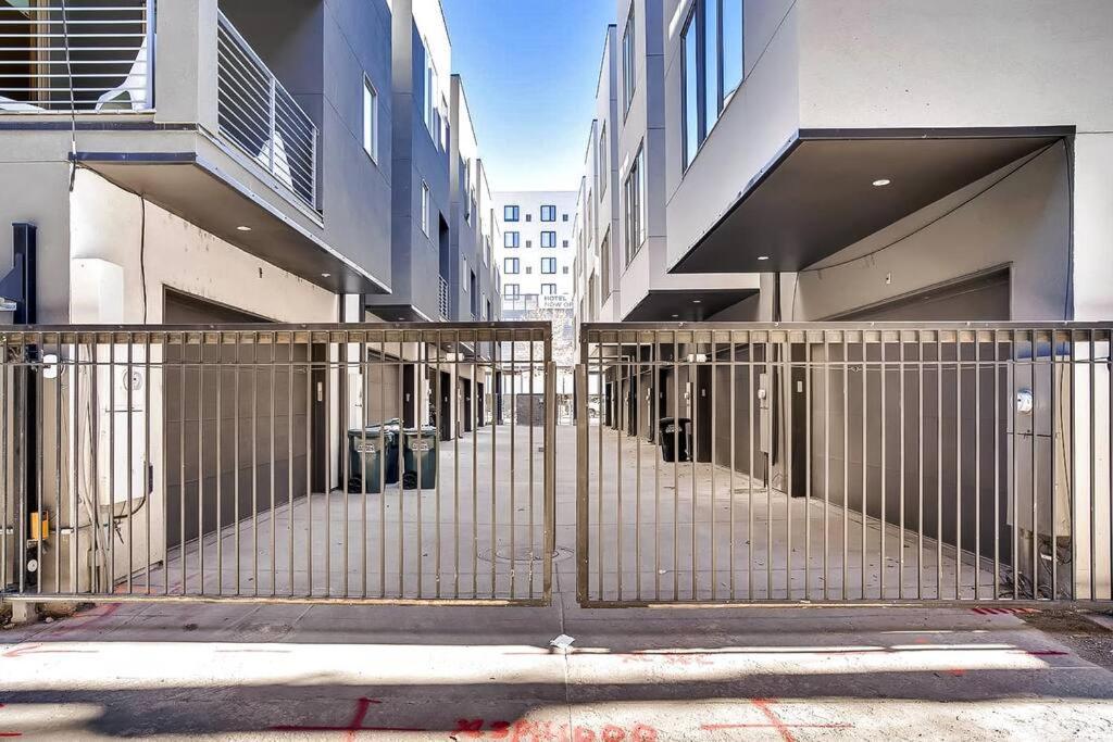 Apartment Luxurious, 3 Bdr Home-balcony, Rooftop And Parking Denver