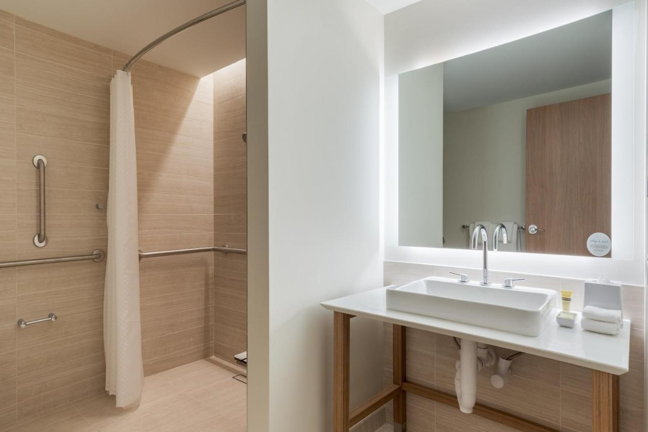 Element Downtown East 3*