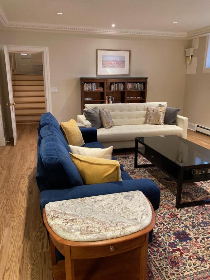 Pineapple House, Spacious 1st Floor Apartment! Center! 96 Walk Score! Free Parking! *