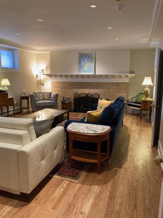 Apartment Pineapple House, Spacious 1st Floor Apartment! Center! 96 Walk Score! Free Parking! *