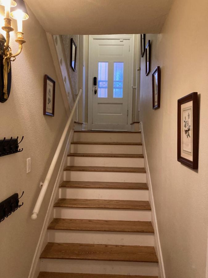 Pineapple House, Spacious 1st Floor Apartment! Center! 96 Walk Score! Free Parking! * Denver