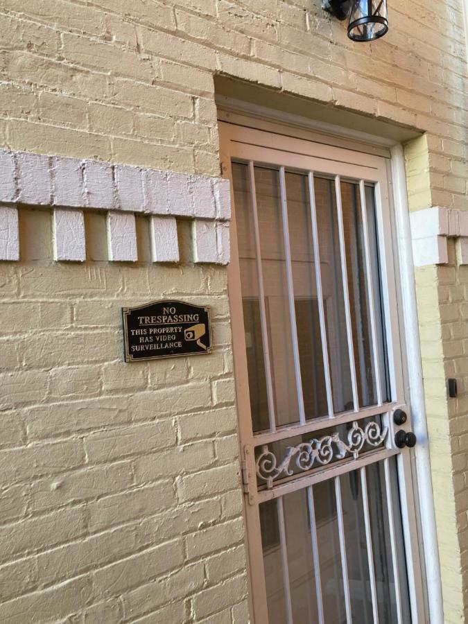 Apartment Pineapple House, Spacious 1st Floor Apartment! Center! 96 Walk Score! Free Parking! Denver