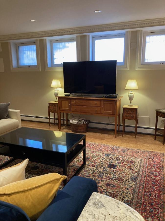 Pineapple House, Spacious 1st Floor Apartment! Center! 96 Walk Score! Free Parking!