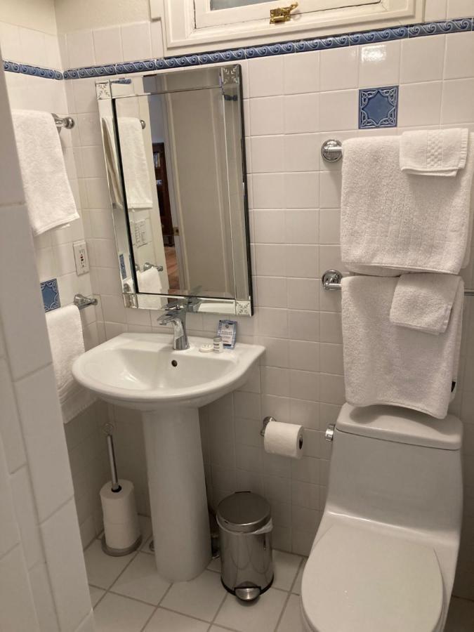 Pineapple House, Spacious 1st Floor Apartment! Center! 96 Walk Score! Free Parking! Apartment