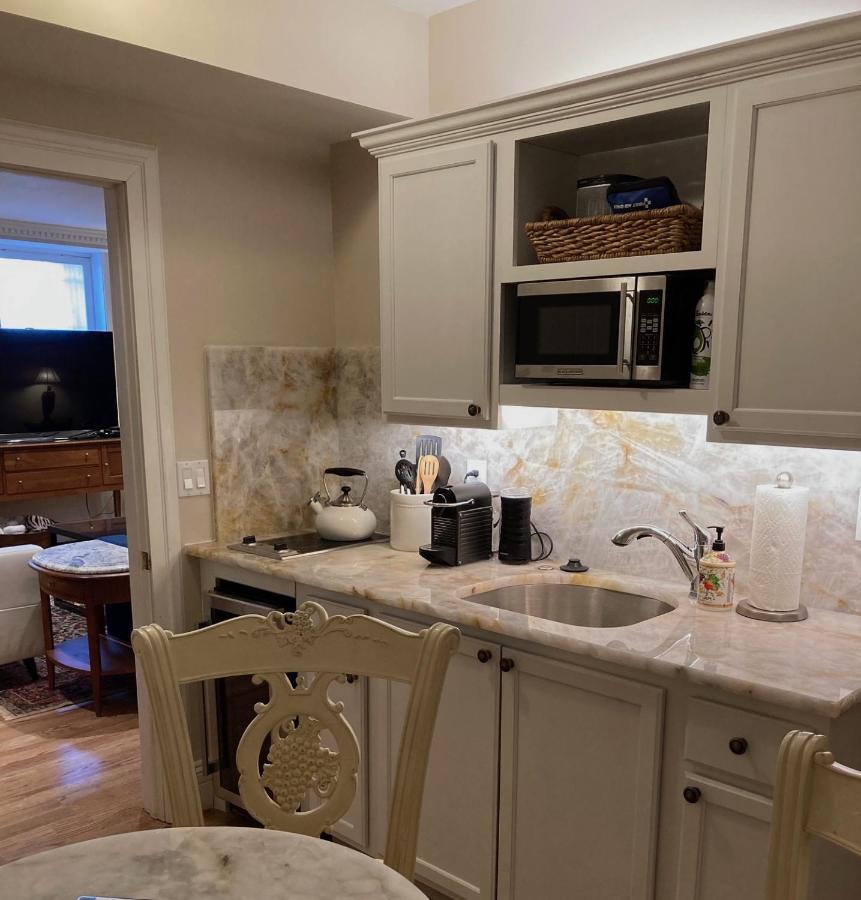 Pineapple House, Spacious 1st Floor Apartment! Center! 96 Walk Score! Free Parking!