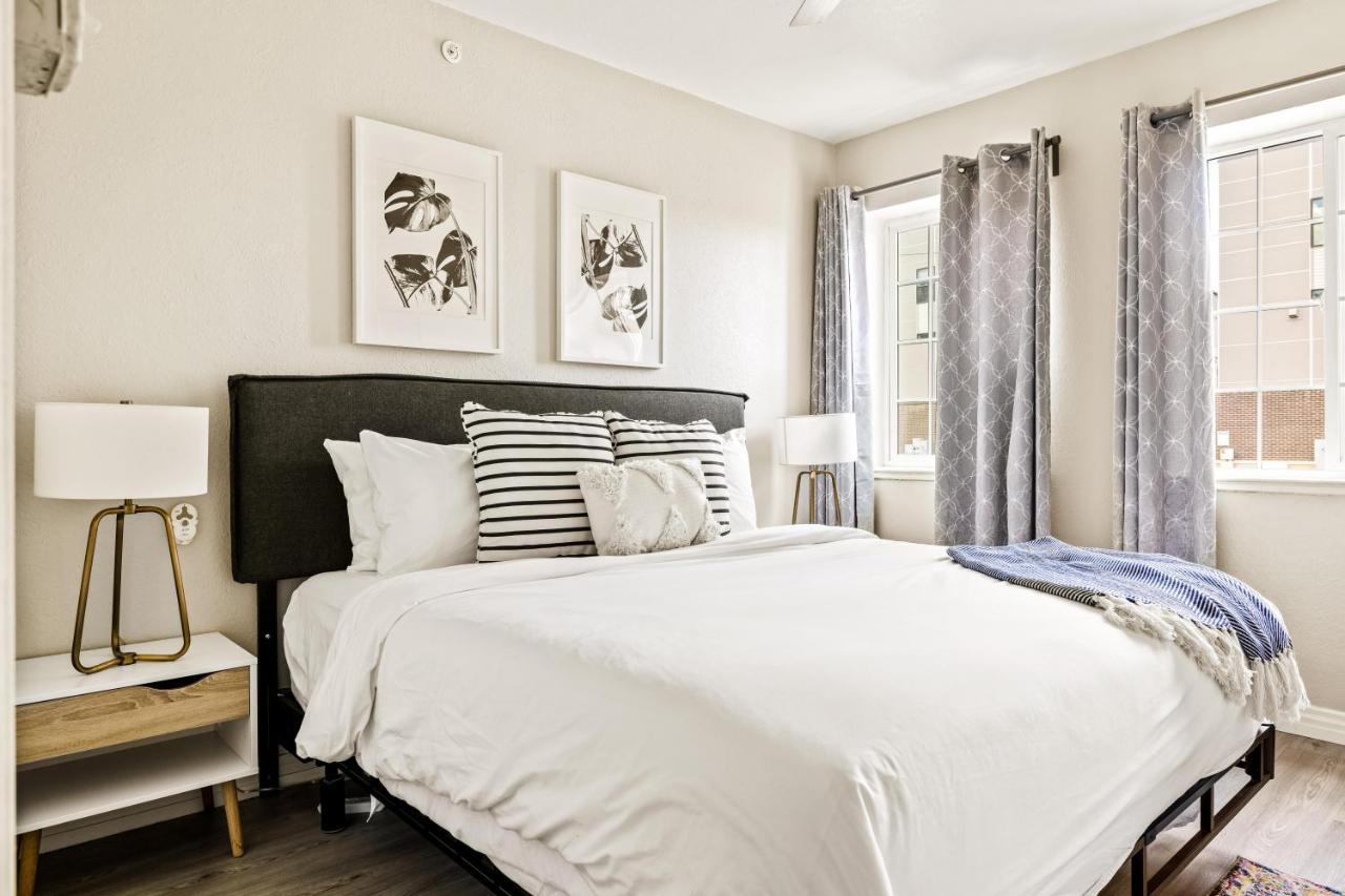 Stylish Retreat - King Beds - Walk To Sloans Apartment *