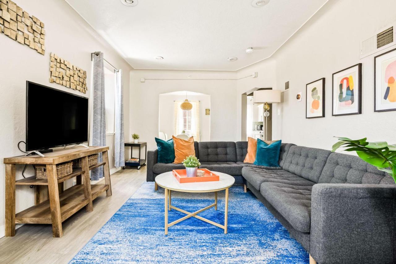 Stylish Retreat - King Beds - Walk To Sloans