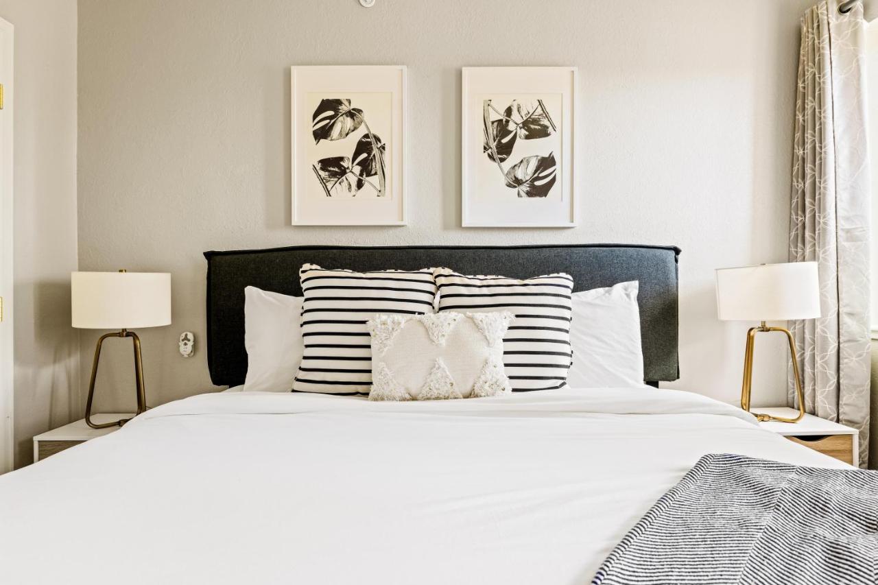 Stylish Retreat - King Beds - Walk To Sloans *