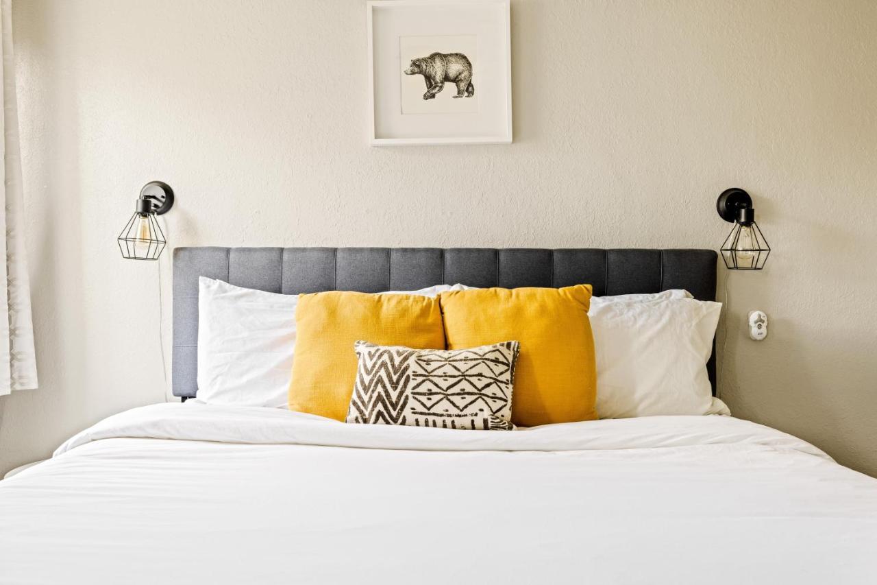 Stylish Retreat - King Beds - Walk To Sloans *