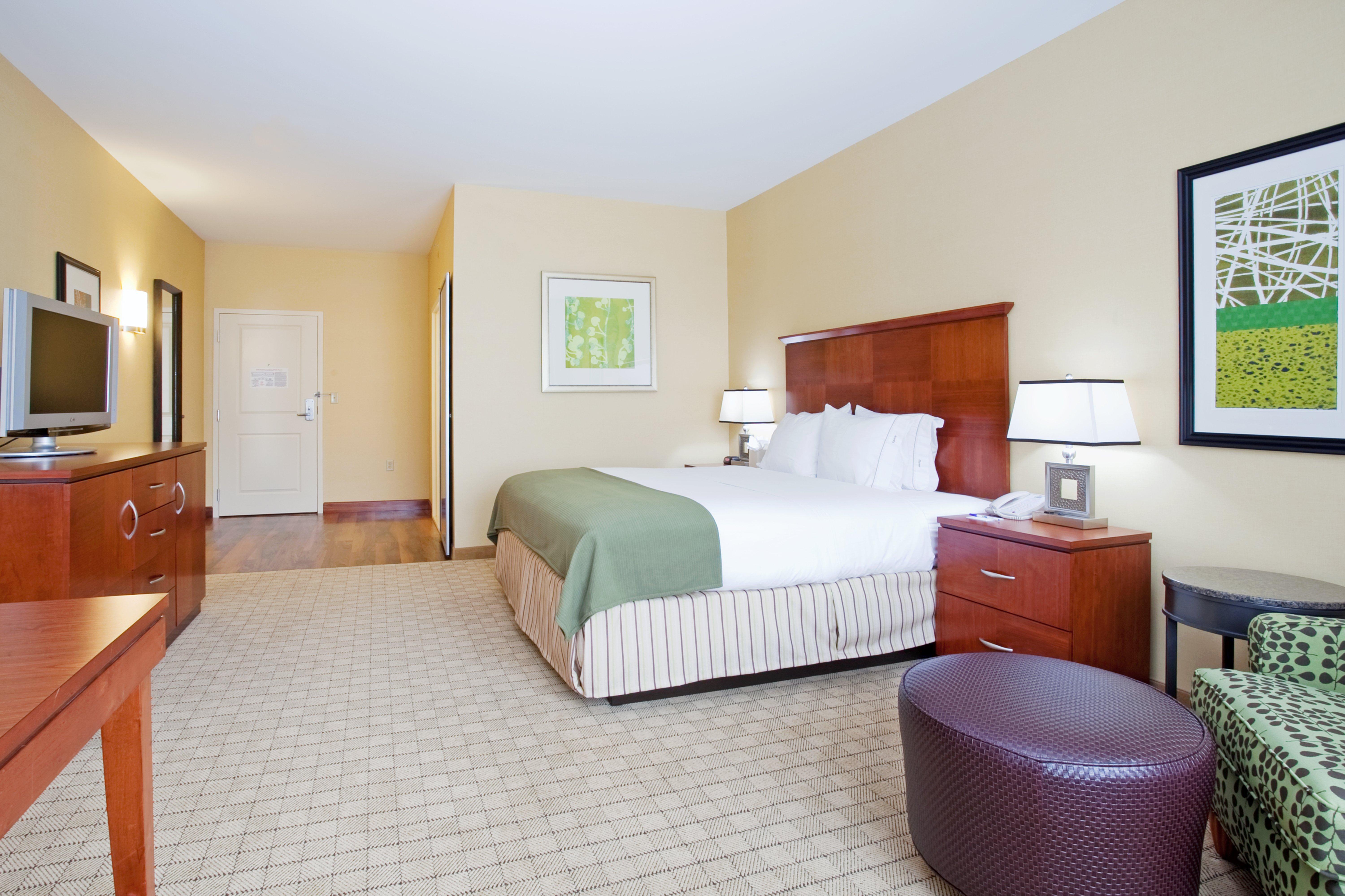 Holiday Express & Airport By Ihg Hotel