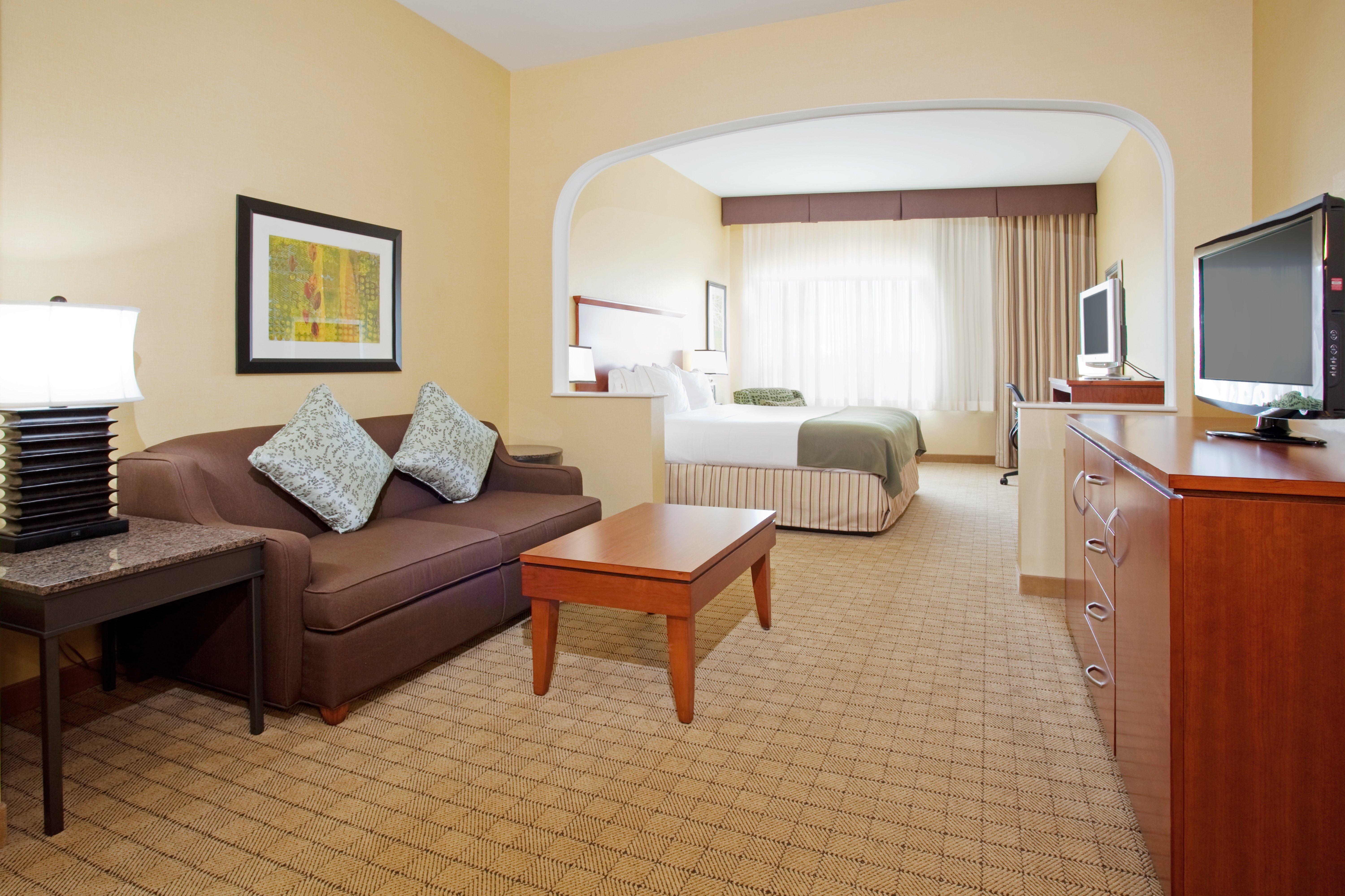 Holiday Express & Airport By Ihg Hotel