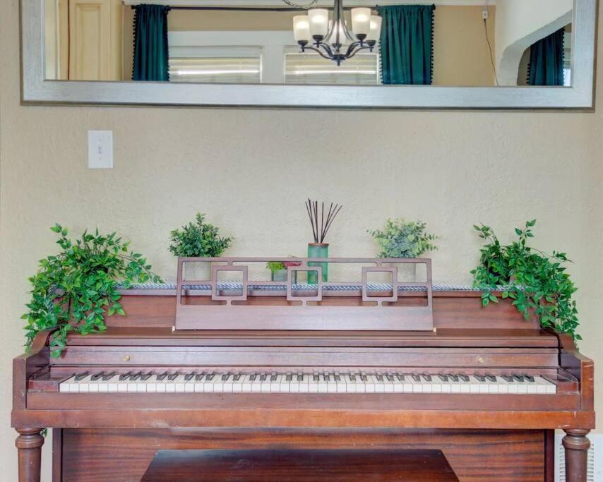 Lux Bach Retreat Prime Location 420ok Sleeps 20