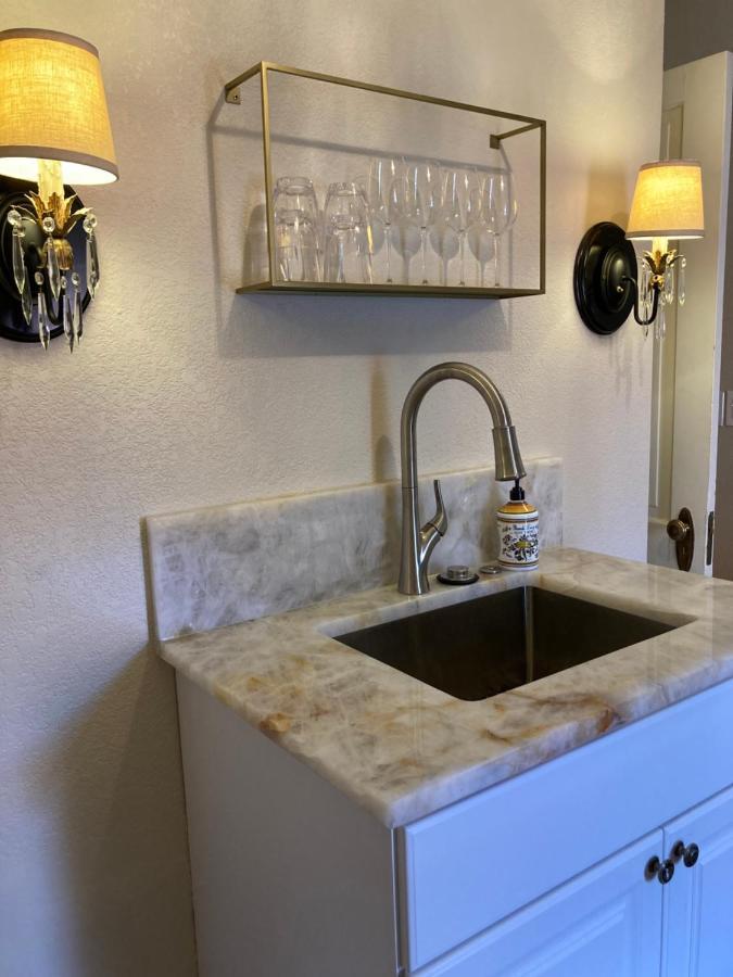 Pineapple House, Romantic 3 Bed 2 Bath Apt, Sleeps 6! Private Balcony! Center! Free Parking!